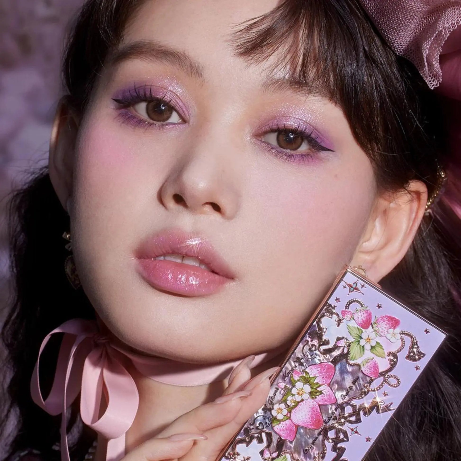 Flower Knows Violet Strawberry Rococo Five - Color Eyeshadow Palette G01 Starmoon Strawberry – Eye Shadow photo